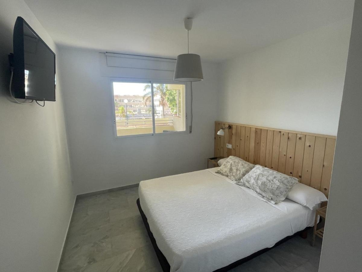 Апартаменты Apartamento En La Carihuela Con Piscina Y Parking, Al Lado De La Playa Торремолинос Экстерьер фото